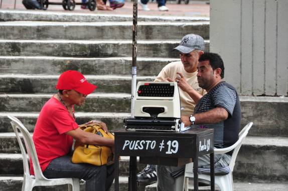 Escrevedor de cartas em praça de Cali, na Colômbia